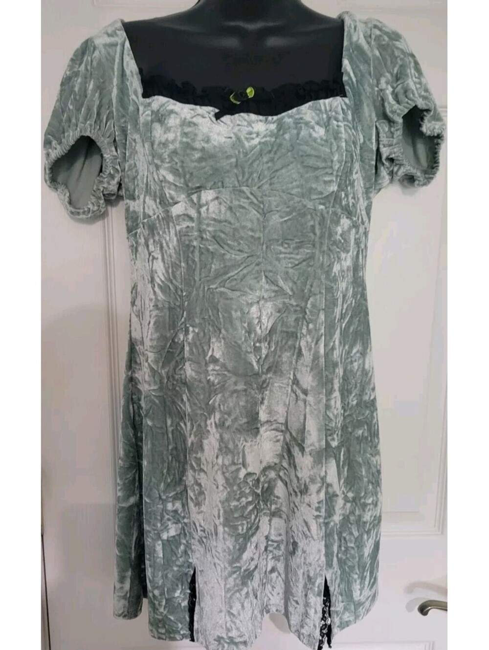 Kimchi Blue Urban Outfitters Dress Women’s Medium NWT Feminine Style